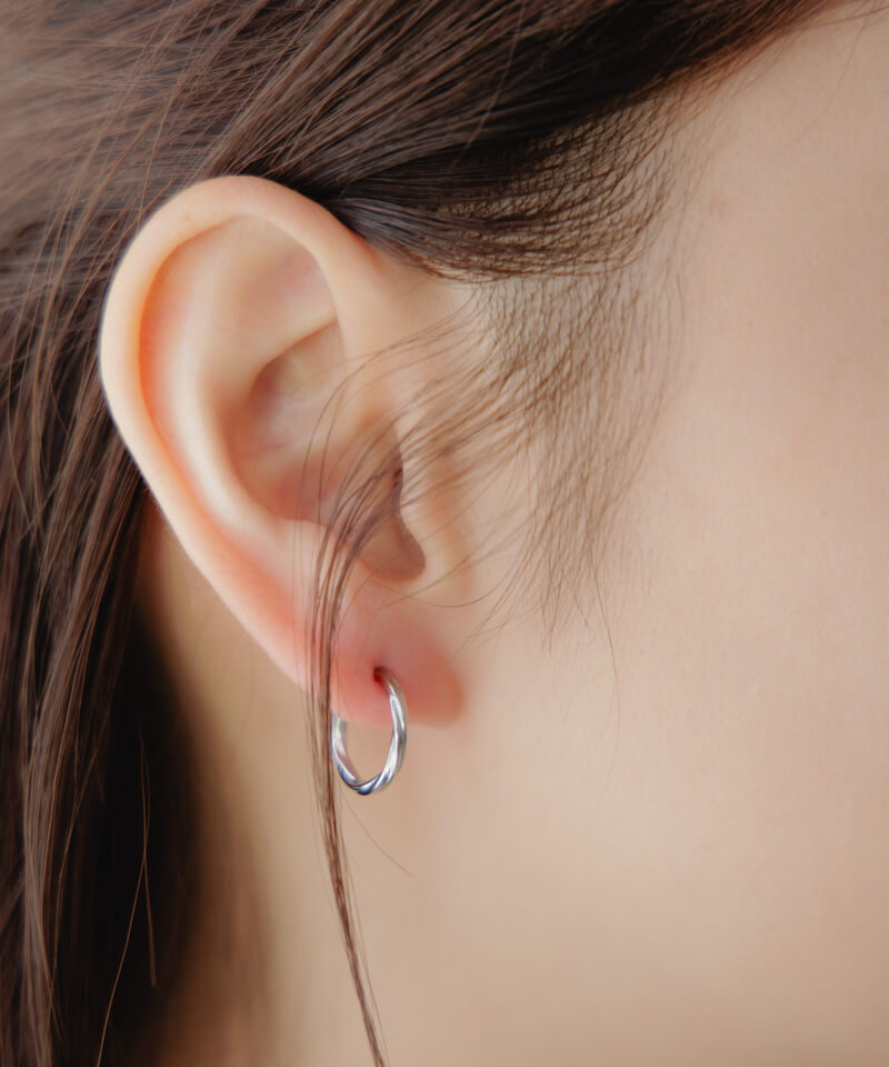 wavy hoop earring`ް̰߲ݸ