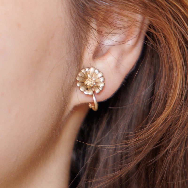 calm marguerite earring `ϰگĲݸ